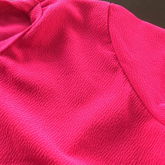 PrettyLittleThing Basic Pink Neon Cropped T-Shirt - Picture 5 of 5